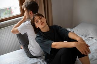 Психологи выявили связь кризиса и замкнутости мужчин