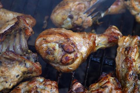 Куриные бёдра сохраняют максимальную сочность при запекании — шеф-повара