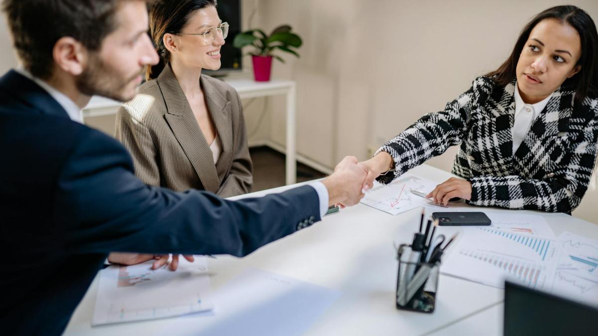 Рукопожатие после собеседования