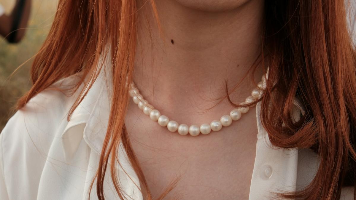 Девушка с жемчужным ожерельем на шее