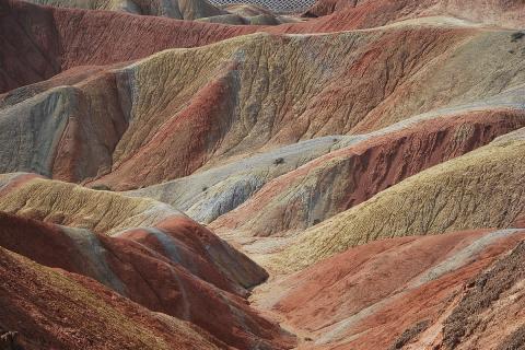 Кто и зачем создаёт гигантские геоглифы в пустынях?