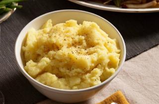 В холодильнике осталось пюре — зря хотел выбросить: теперь готовлю из него блюдо, от которого домочадцы в восторге