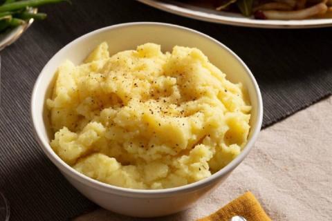 В холодильнике осталось пюре — зря хотел выбросить: теперь готовлю из него блюдо, от которого домочадцы в восторге