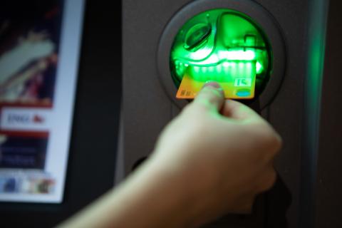 Как обойти финансовые ловушки: лайфхаки для безопасного снятия наличных до 2.5 миллионов