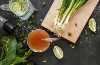 Этот соус спасёт любой салат — всего 5 минут, и вкус будто из ресторана