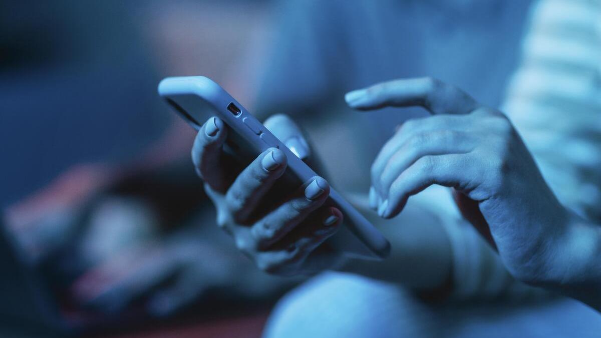 Женщина со смартфоном