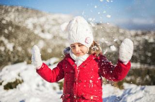 На холод не жалуется, но уже замерз: как одевать ребенка зимой