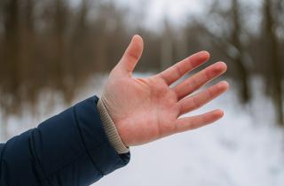 Когда руки становятся хрупкими, как лёд: как вернуть им тепло