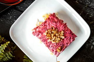 Салат с сельдью и картошкой станет украшением новогоднего стола — шеф-повара