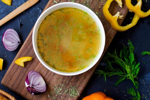 Оленье мясо и коренья встречаются в бульоне — что даёт такой вкус
