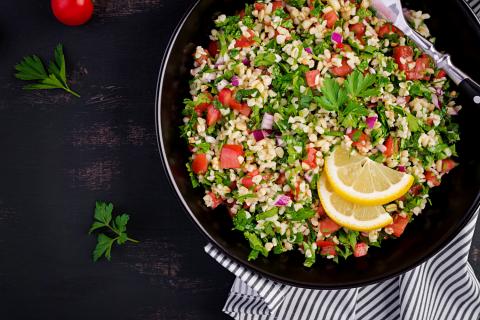 Быстро, дёшево и неожиданно вкусно: летний пшённый салат с изюминкой