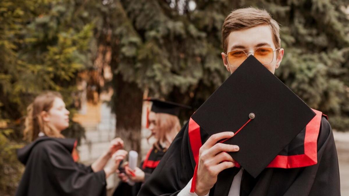 выпускник выпускник