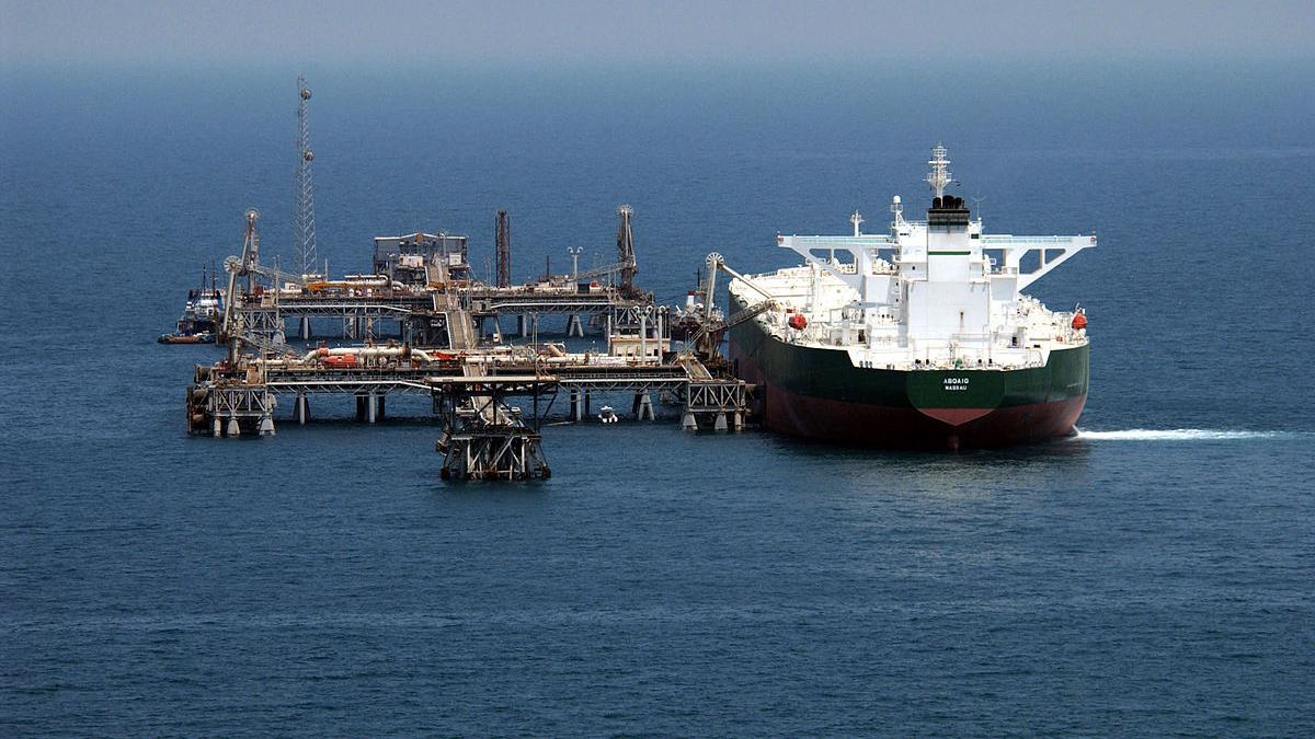 Нефтяной танкер AbQaiq на терминале Мина-аль Бакр Нефтяной танкер AbQaiq на терминале Мина-аль Бакр
