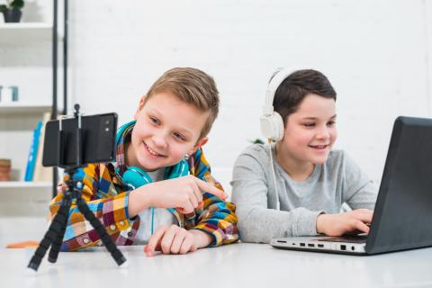 Умные, но замкнутые: как интроверты превосходят экстравертов в учебе