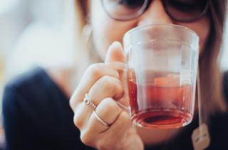 Детокс-чаи не воздействуют на причины набора жира — диетолог Соломатина