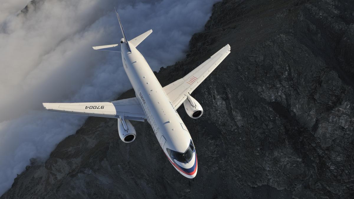 Sukhoi Superjet 100, совершающий полёт у берегов Италии недалеко от Турина Sukhoi Superjet 100, совершающий полёт у берегов Италии недалеко от Турина