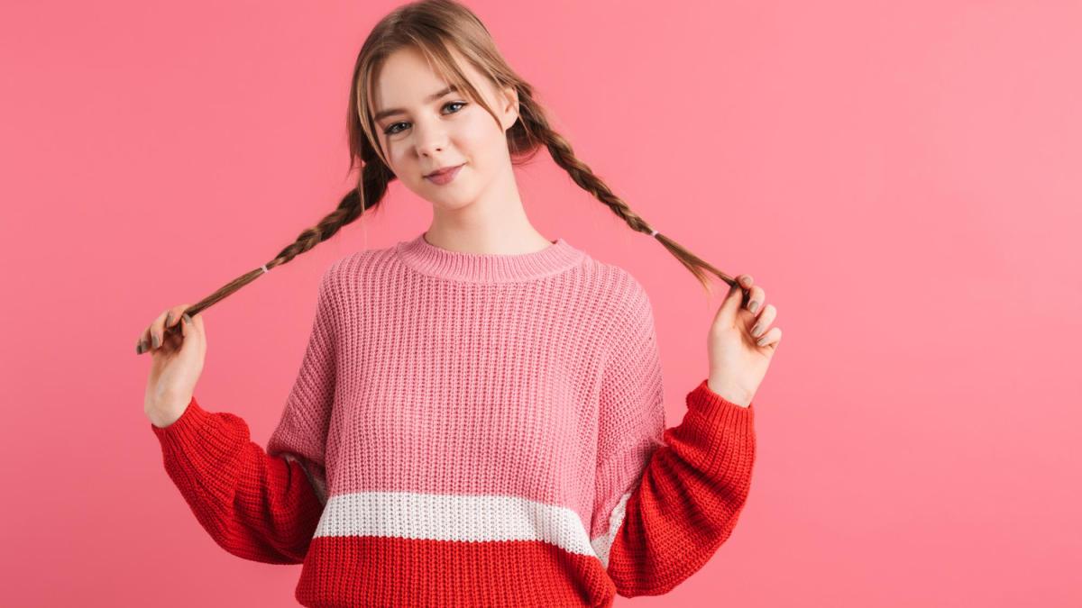 Девочка подросток с косичками