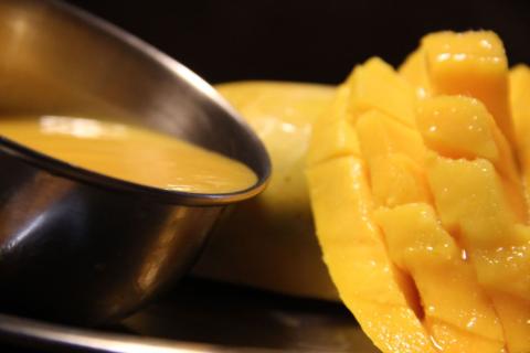 Йогурт с манго и персиком улучшает иммунитет и поддерживает зрение — эксперты