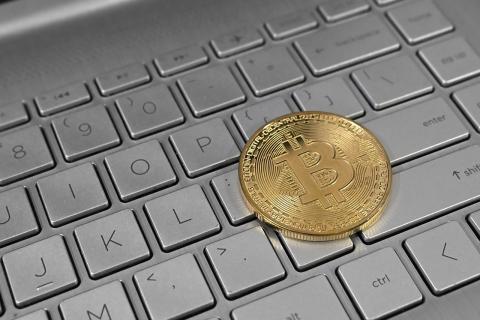 Биткойн снова ниже 100 тысяч долларов: что привело к падению цены