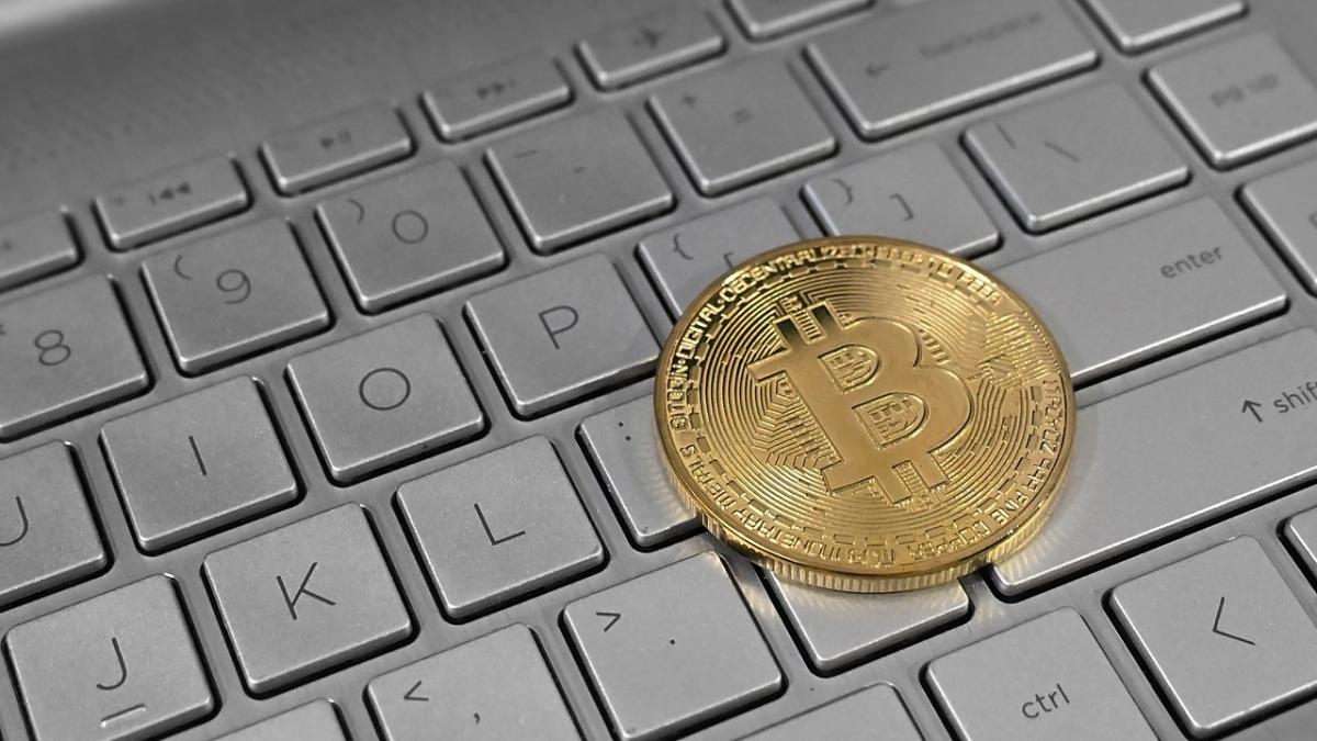 Биткоин на клавиатуре ноутбука