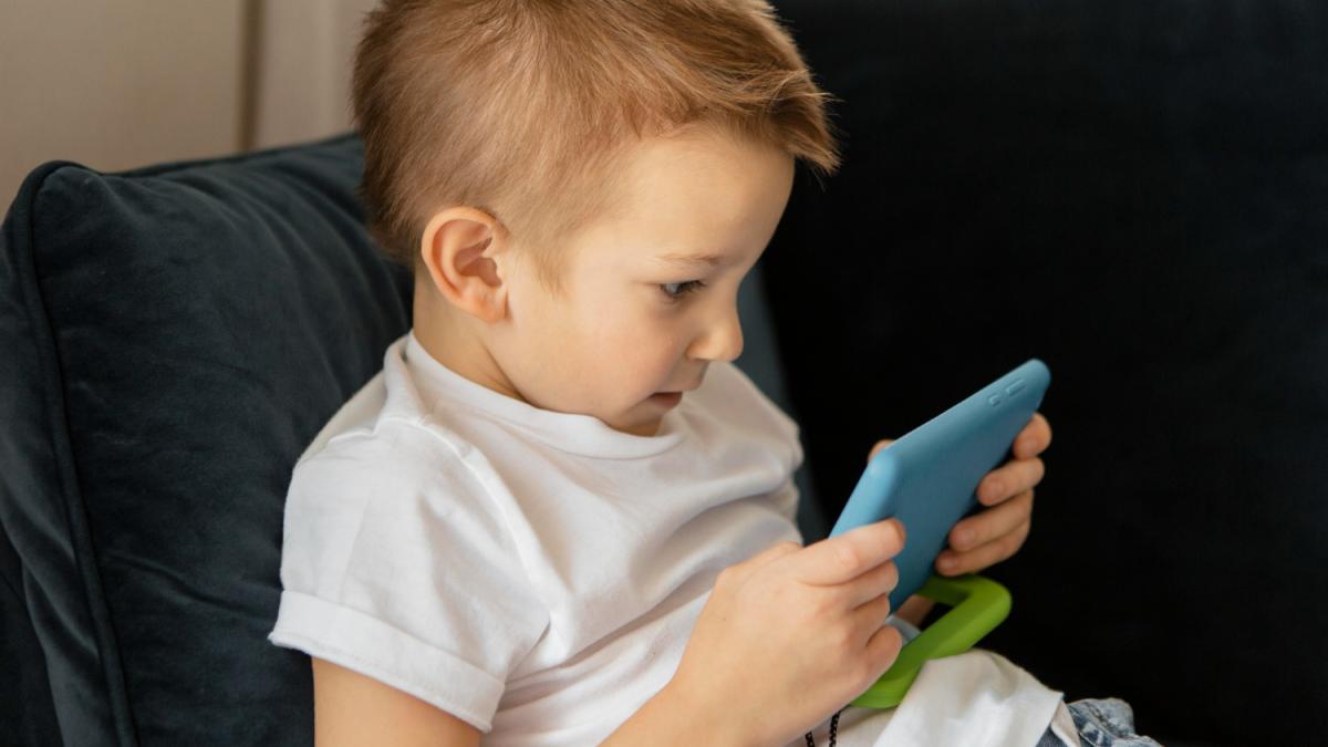 ребенок с телефоном