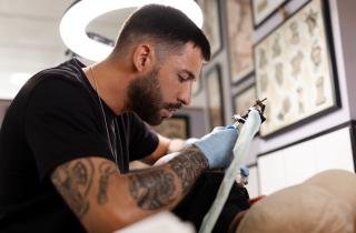 Дерматологи: современные лазеры удаляют татуировки без боли и шрамов