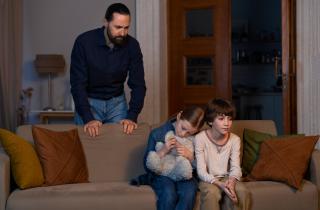 Детство под шквалом уведомлений: как мир лайков и новостей давит на психику детей сильнее, чем дефицит в СССР