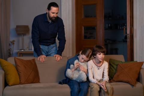 Детство под шквалом уведомлений: как мир лайков и новостей давит на психику детей сильнее, чем дефицит в СССР