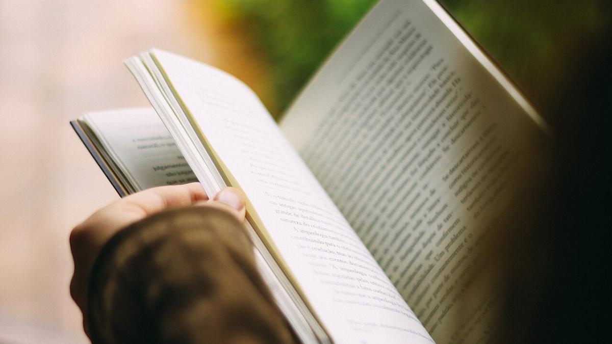 Человек читает книгу Человек читает книгу