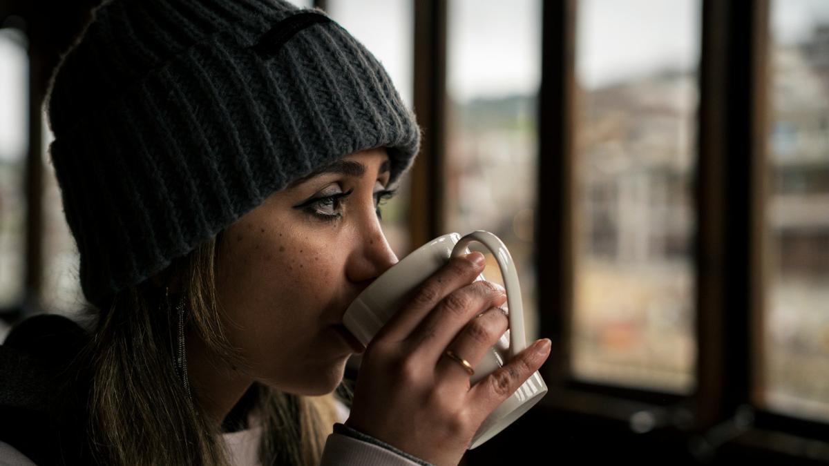 Женщина с горячим напитком