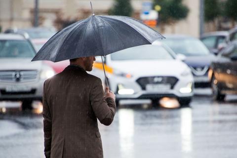 Невероятно сильный ливень, который накрыл Хабаровск, создал настоящую стихию: города буквально утонуло в воде