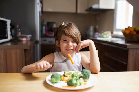 Меню, которое укрепит иммунитет ребёнка за пару недель: летние продукты, работающие без аптек