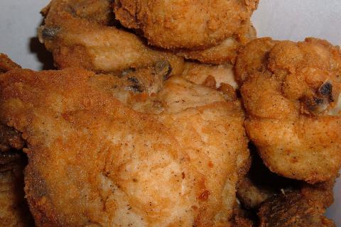 Белое вино делает куриные ножки с картофелем ароматными и мягкими — повара