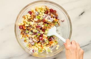 Этот салат доказывает: роскошь бывает лёгкой, если в ней есть мёд и брынза