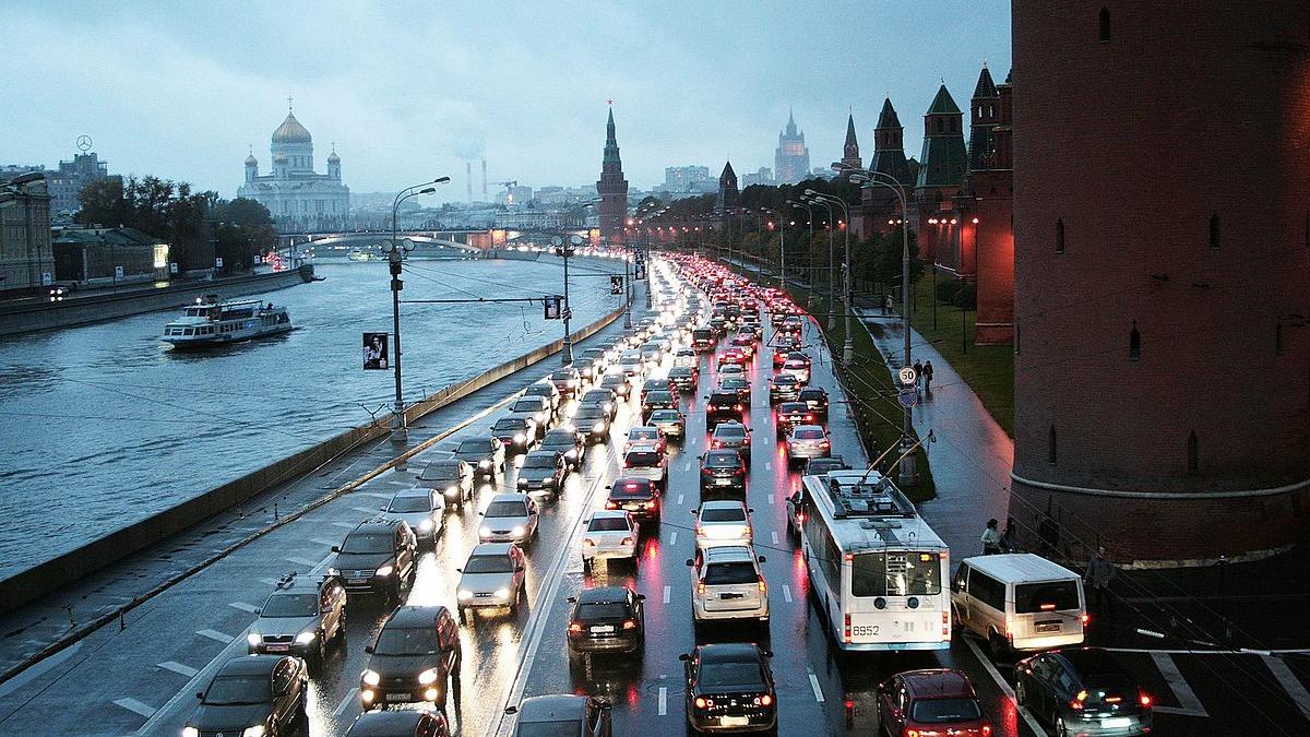 Вечерняя пробка у Кремлёвской стены в Москве Вечерняя пробка у Кремлёвской стены в Москве
