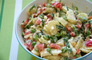 Обжаренные сардельки усилили аромат салата — кулинарные эксперты