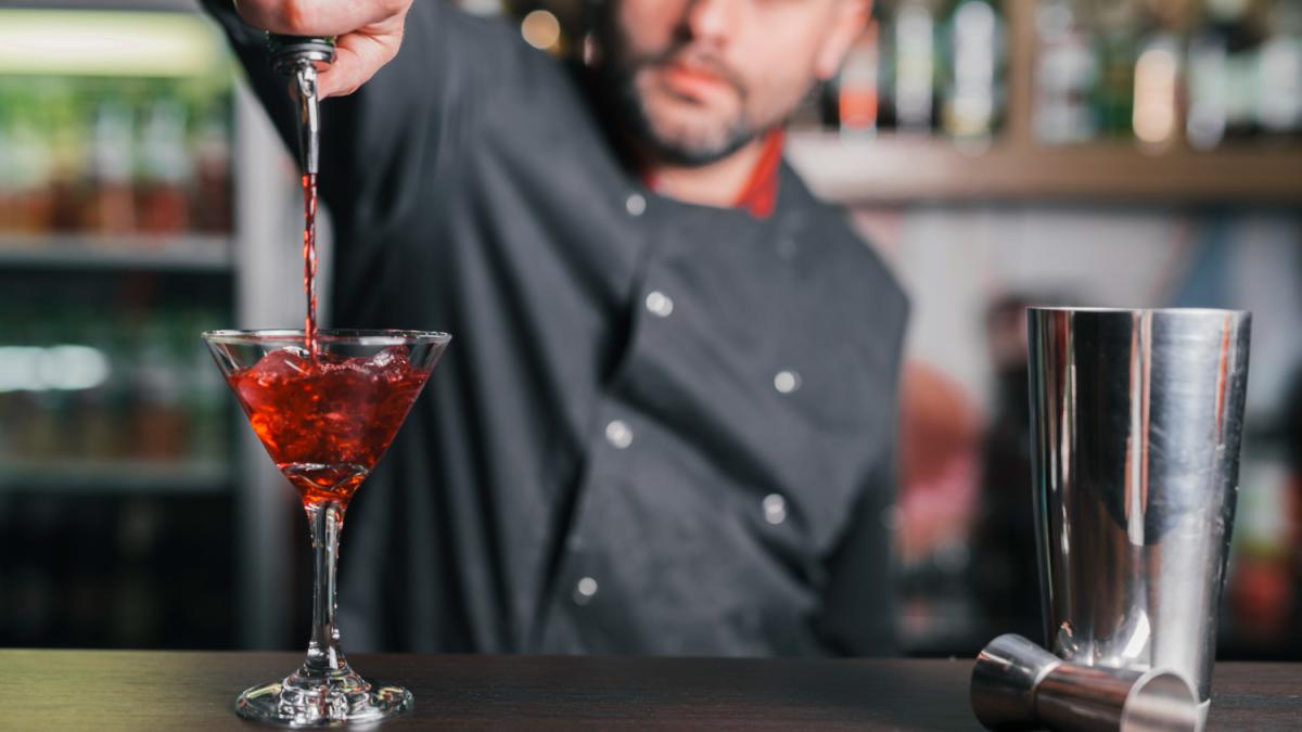 Бармен за стойкой