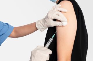 Защитный эффект вакцины держится 52 недели — Nature