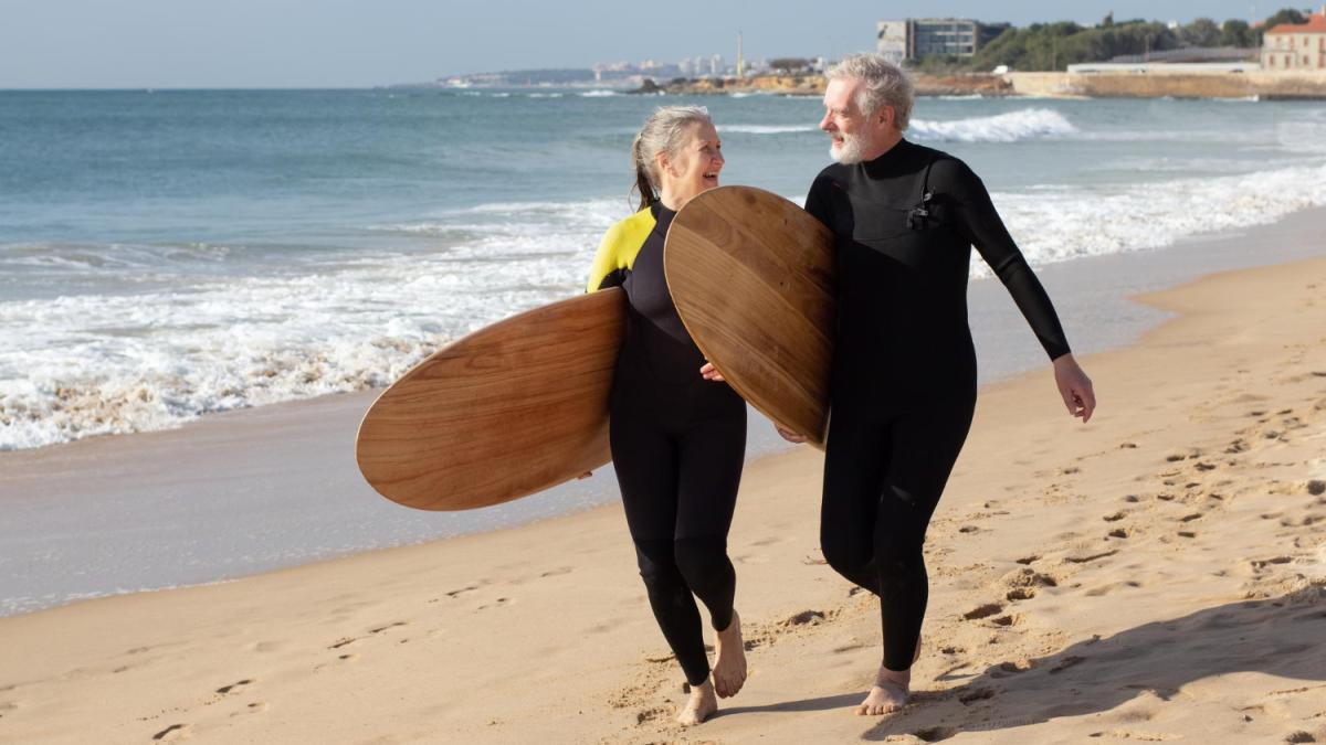 Пенсионеры на пляже