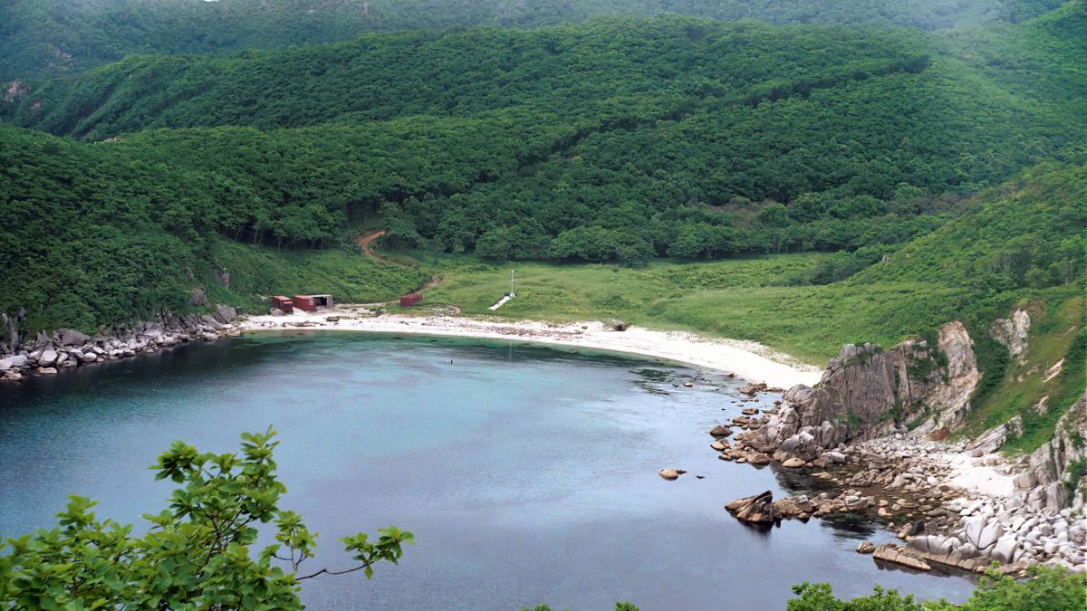 Стелла в честь экипажа разбившегося в этих водах самолета "Каталина" 1997 Стелла в честь экипажа разбившегося в этих водах самолета "Каталина" 1997