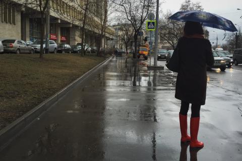 Местные жители сообщают о серьезных подтоплениях, а дороги в центре города превратились в водные артерии