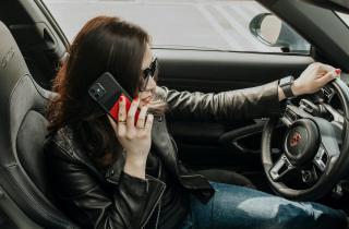 Нейрофизиологи объяснили выбор уха при звонке строением полушарий —