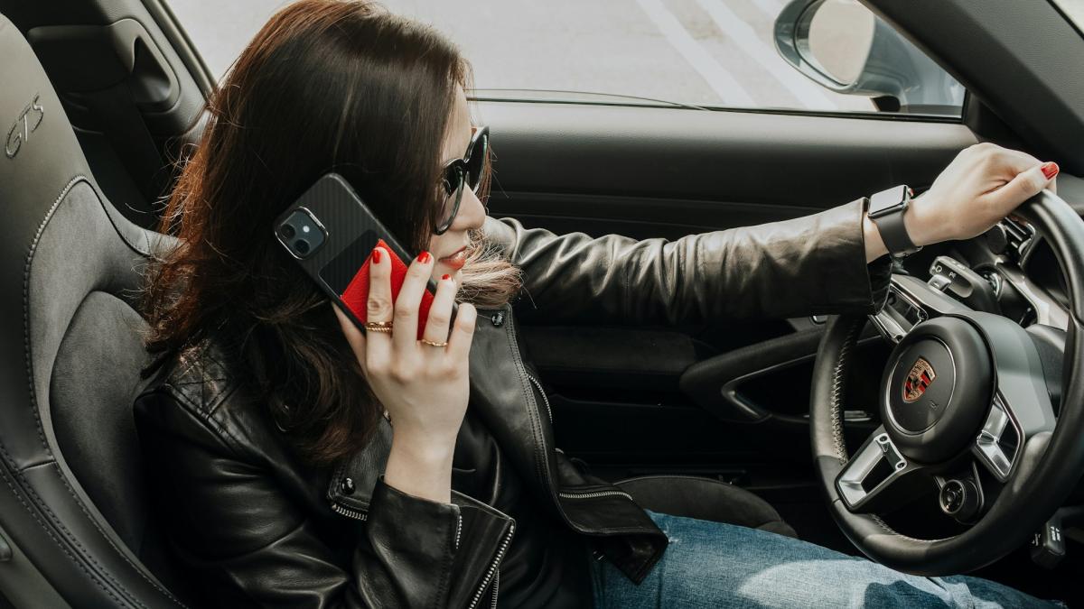 Женщина с телефоном