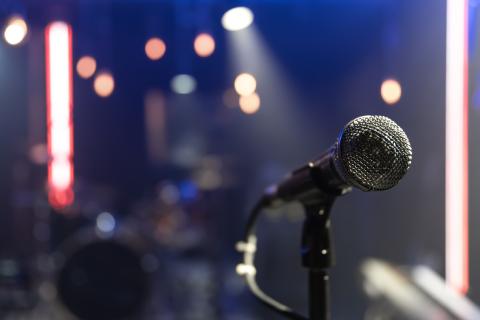 Жители Архангельска назвали хиты, которые будут петь в караоке на каникулах — hh.ru