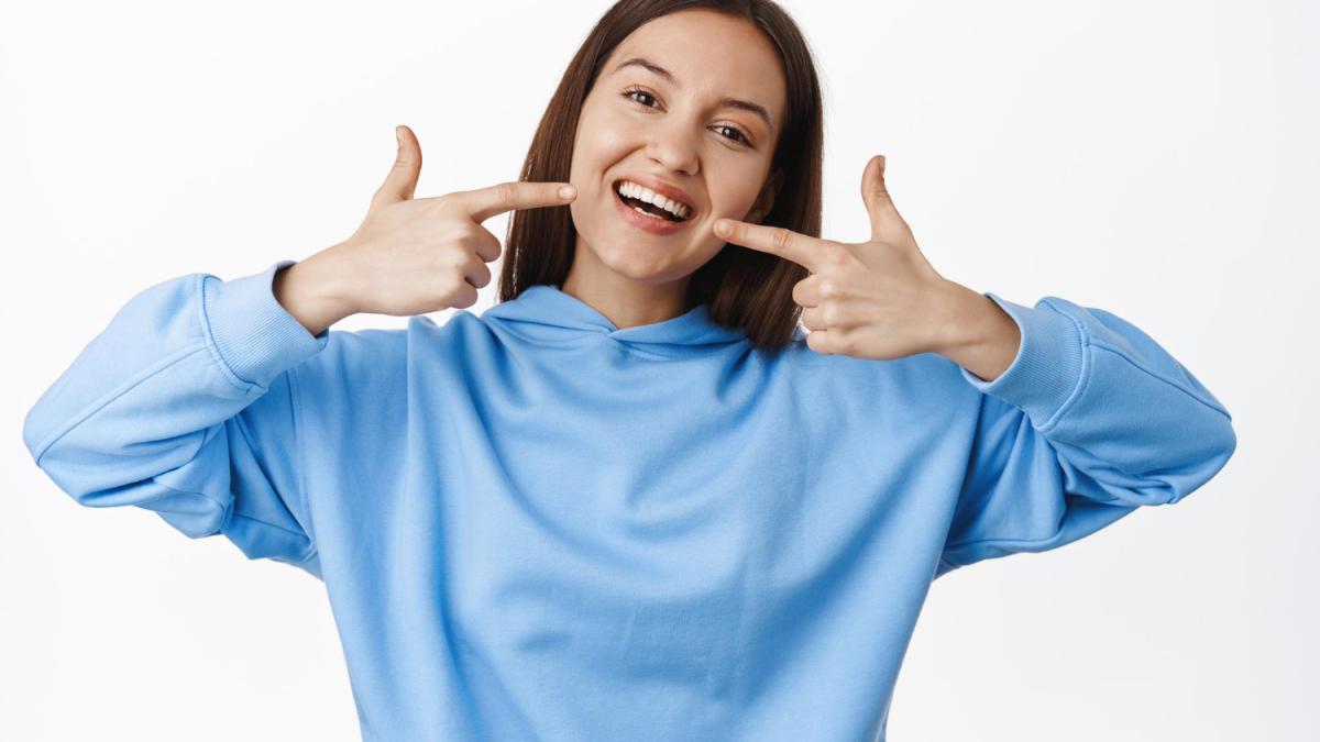 Девушка улыбается