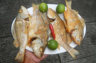 Лимонный сок сделал вкус запечённой наваги ярче — кулинары