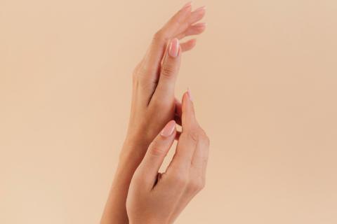 Allure: тренд на естественный маникюр осенью становится символом стиля и аккуратности