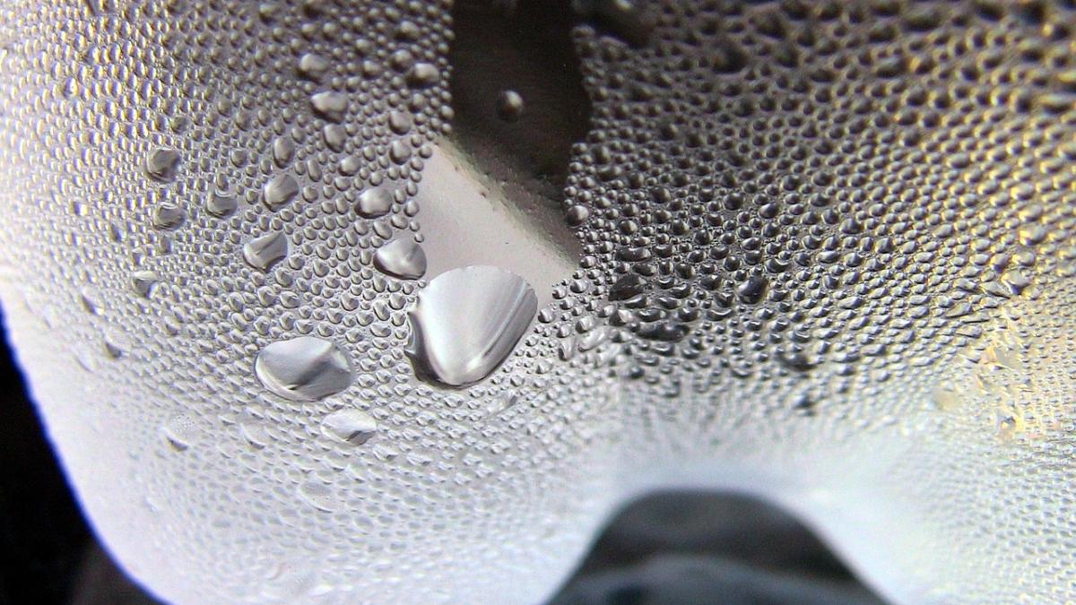 Крупный план: вода в бутылке для питья