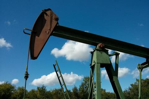 ЕС вводит запрет на нефтепродукты с российскими корнями