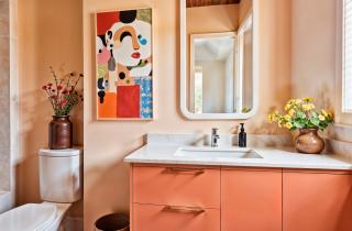 Оздоравливает людей, но губит зелень: стоит ли ставить растения в ванную комнату